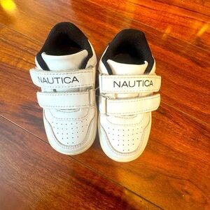 Size 6 Náutica Velcro Shoes
